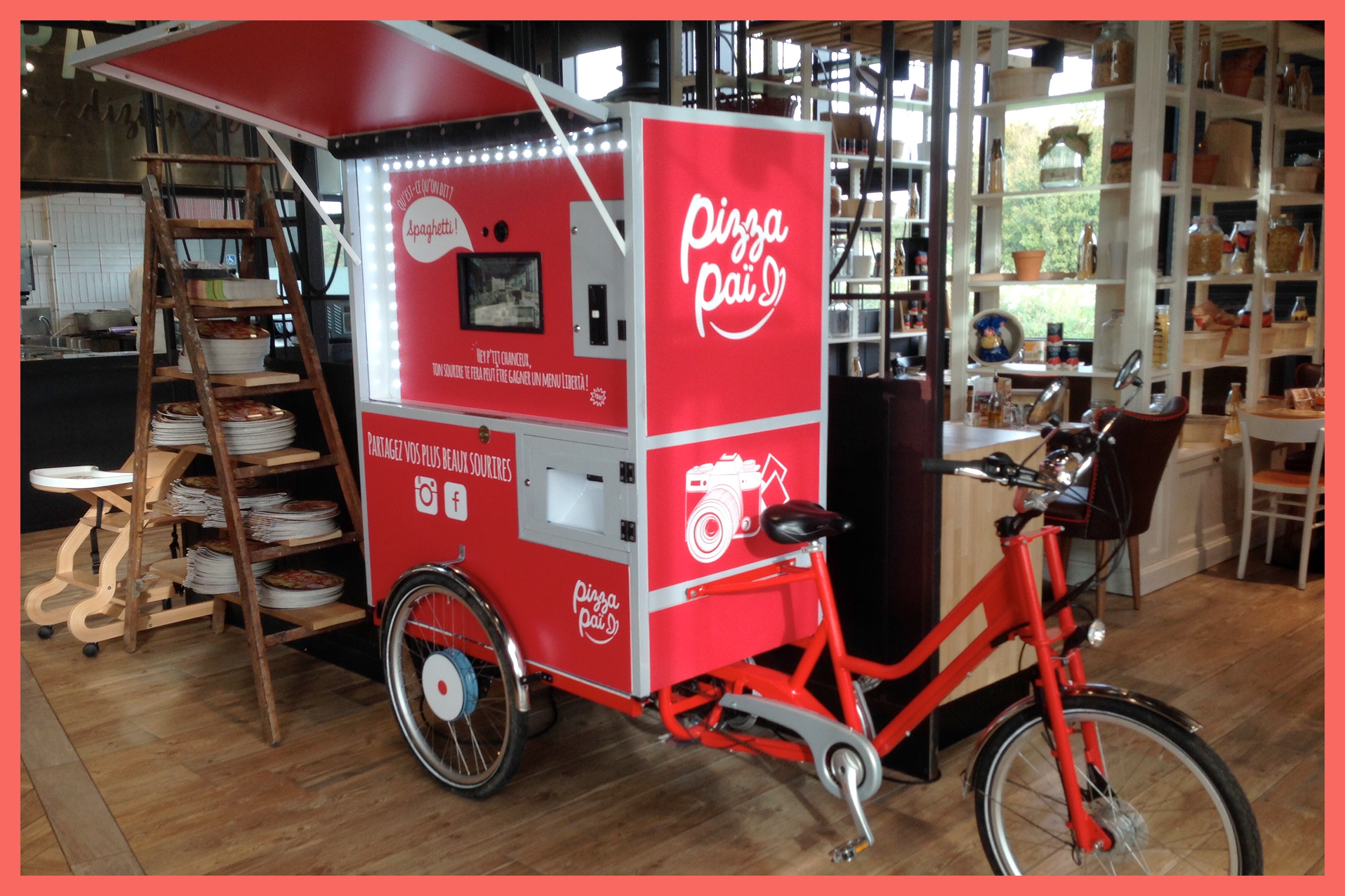 Triporteur photo personnalisé installé dans un restaurant Pizza Pai