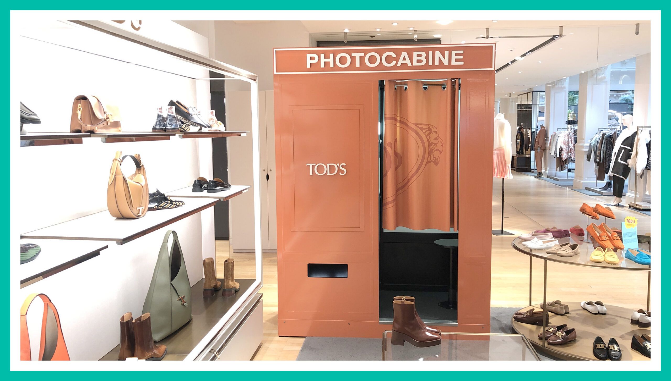 Location cabine photo personnalisée pour Tods au Bon Marché à Paris